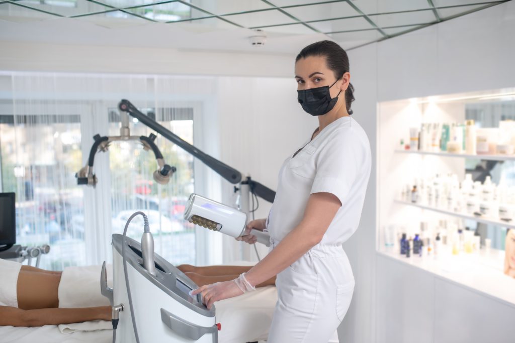 tecnico em estética o que faz, operando equipamento de depelação a laser