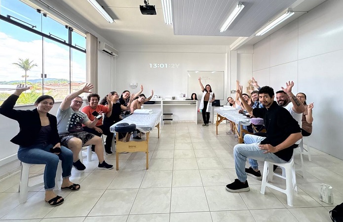 curso profissionalizante é reconhecido pelo MEC retrato-sincero de uma jovem e bela empresaria caucasiana recebendo um certificado de curso profissionalizante