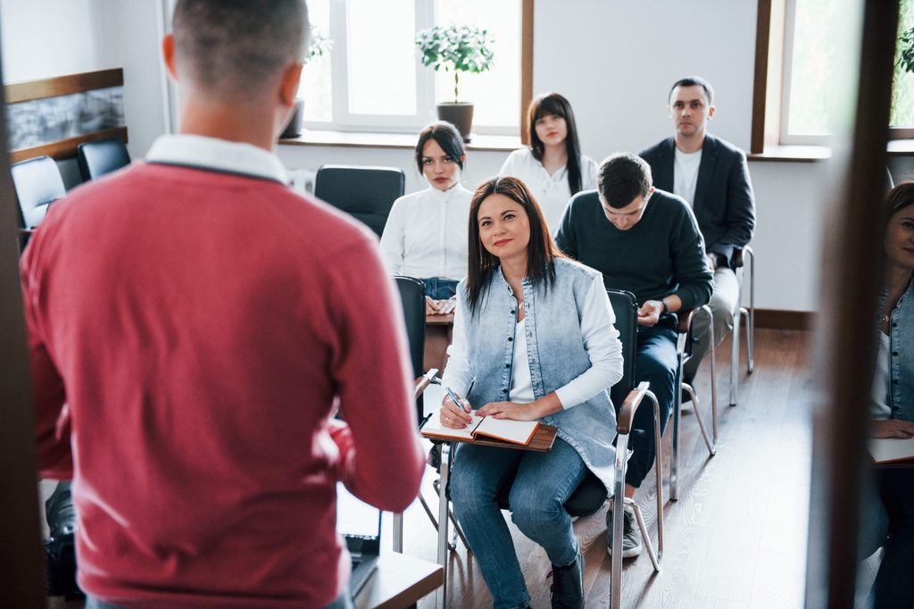 Professor ministrando aula teórica para os alunos dos Cursos profissionalizantes em Blumenau