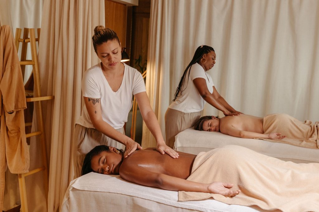alunos do curso profissionalizante de massoterapia em Blumenau praticando massagem na região da coluna