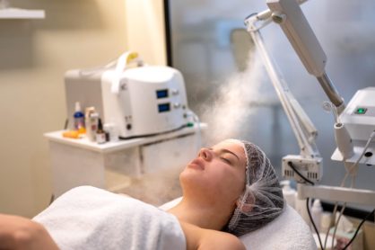 Vapor de ozônio benefícios na estética o procedimento de-vaporizacao da pele rosto de uma jovem antes de limpar pele em uma clinica de estética
