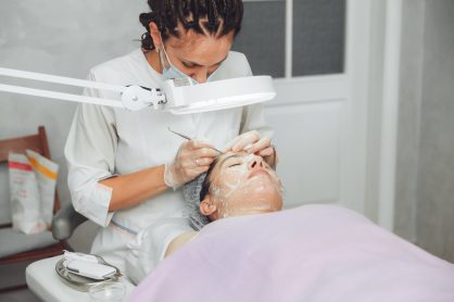 kit limpeza de pele profissional procedimento de limpeza facial cosmetica para uma jovem-usando-uma cureta no tratamento de acne limpeza mecanica da pele facial